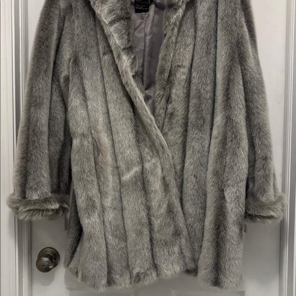 Dennis Basso Luxurious Silver Gray Faux Fur Coat Size Large L - Picture 3 of 16